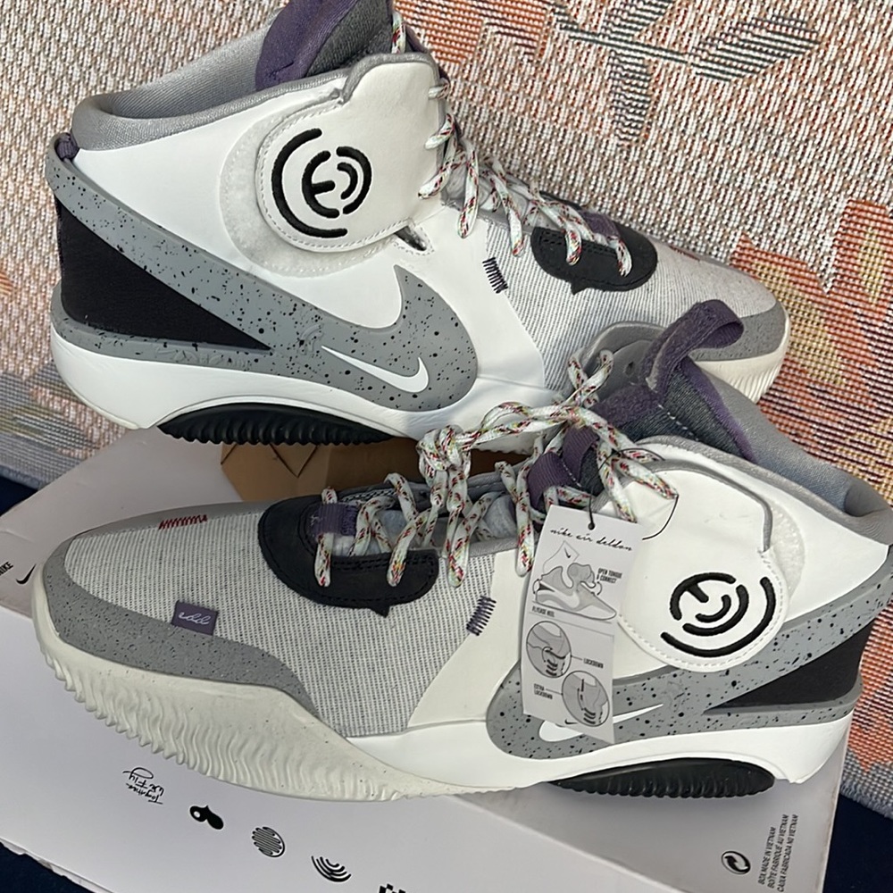 Nike Air Deldon "Together 
We Fly" Men’s
Basketball Shoe
Summit White/Pale Ivory - Picture 12 of 16